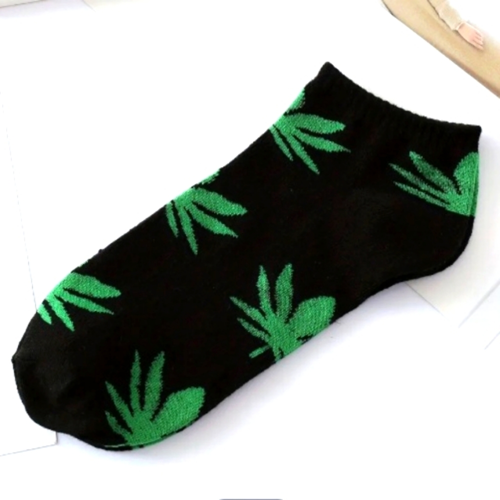 Cannabis Leaf Black No Show Socks